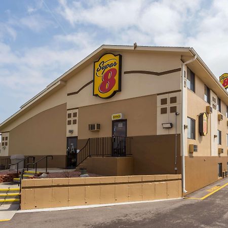 Super 8 By Wyndham Janesville Exterior foto