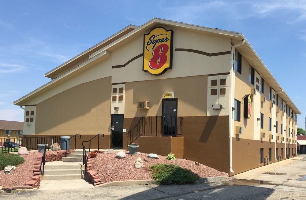 Super 8 By Wyndham Janesville Exterior foto